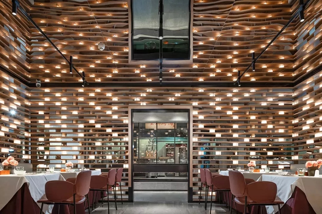 阳江大鸭梨烤鸭店以全新的餐饮空间设计，冲破品牌桎梏，重塑品牌形象