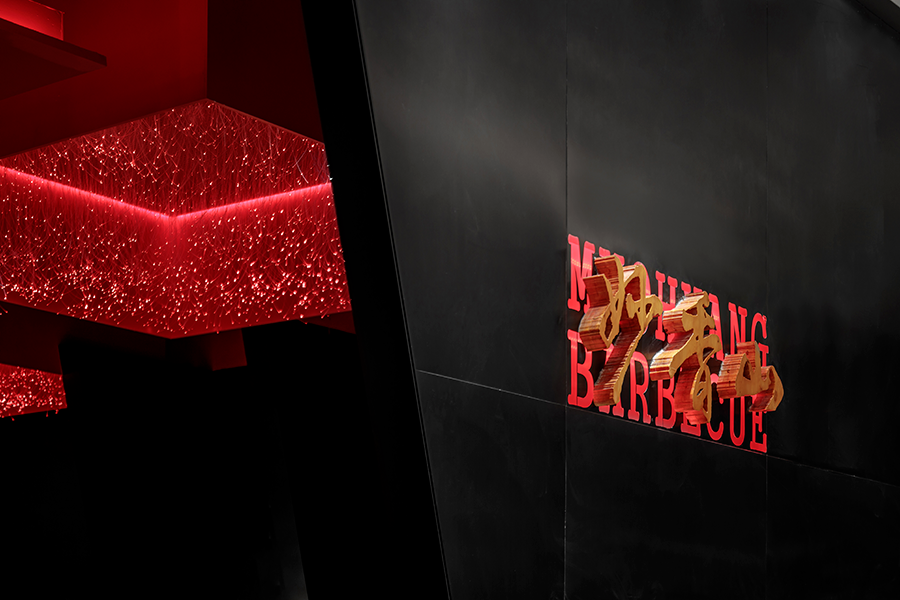 阳江这家烤肉店的餐饮空间设计，俨然是红与黑的世界